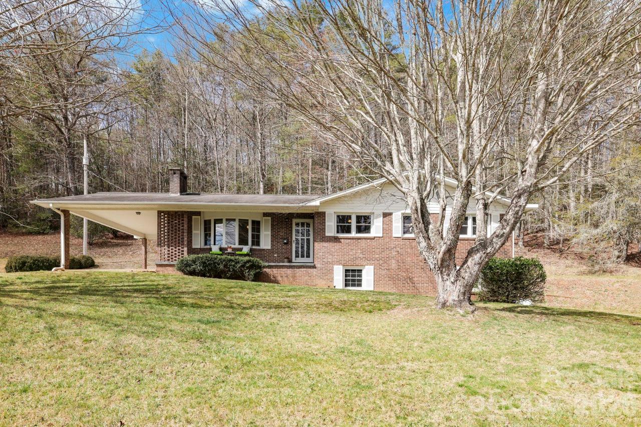 93 Lusitano Dr., Lake Toxaway, NC 28747