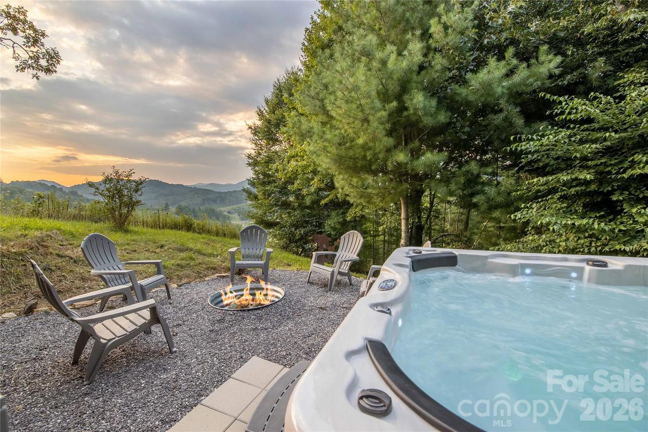 348 Dandelion Ln., Burnsville, NC 28714