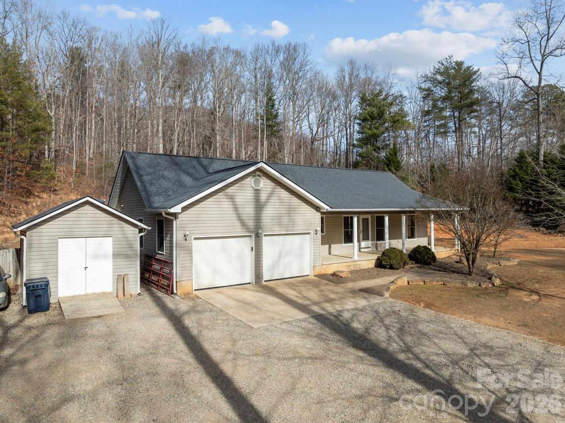 136 Little Cove Creek Dr., Saluda, NC 28773