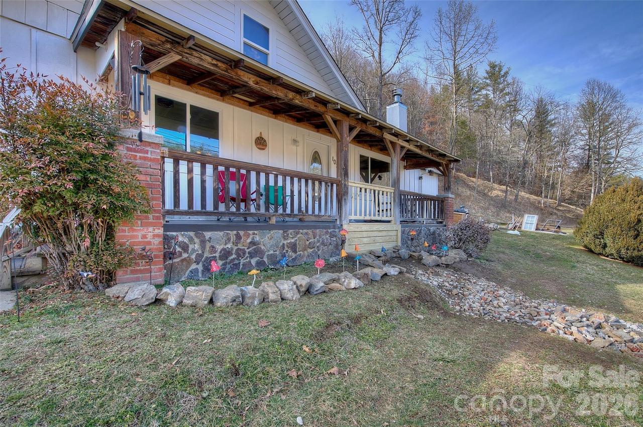1029 Jacks Creek Rd., Burnsville, NC 28714