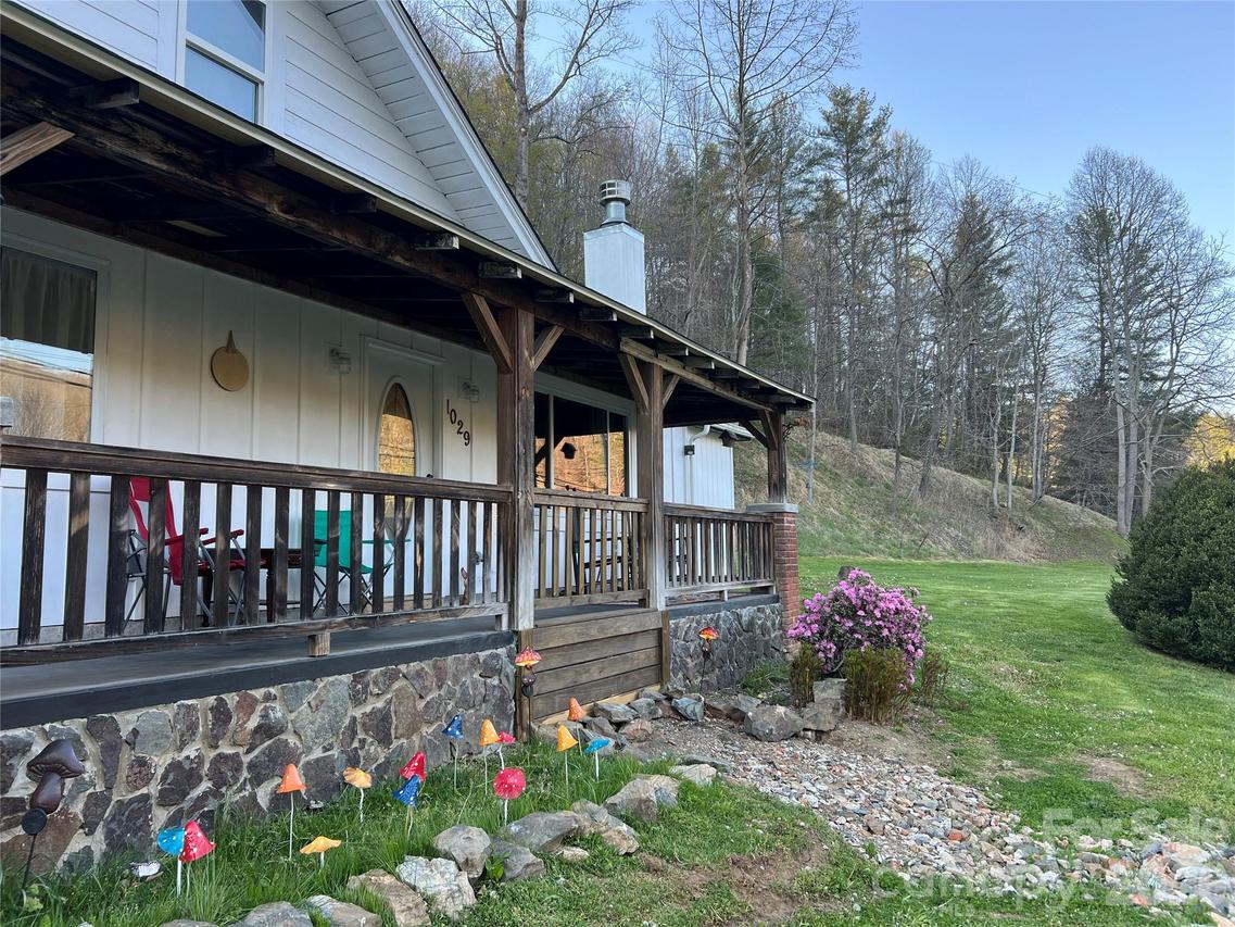 1029 Jacks Creek Rd., Burnsville, NC 28714
