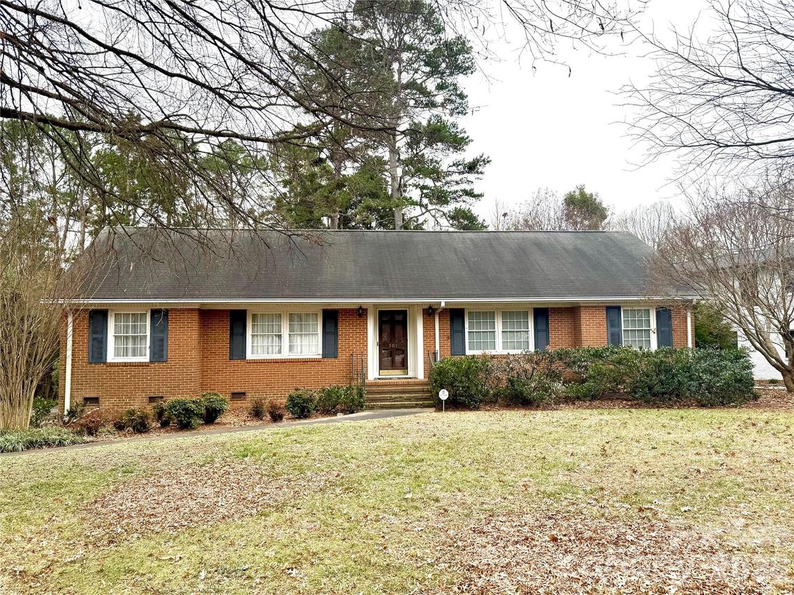 301 Wingrave Dr., Charlotte, NC 28270