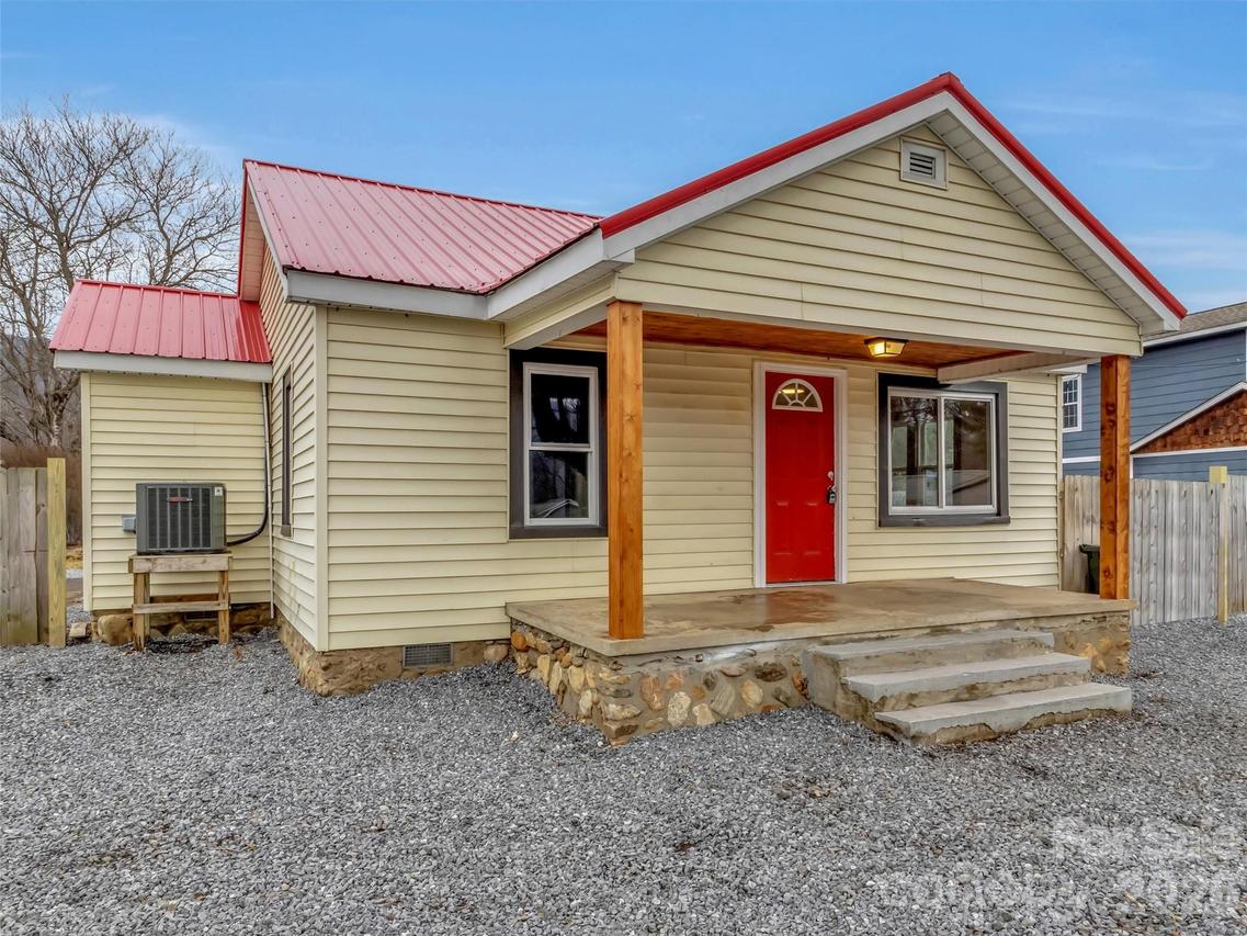 106 Long St., Waynesville, NC 28786