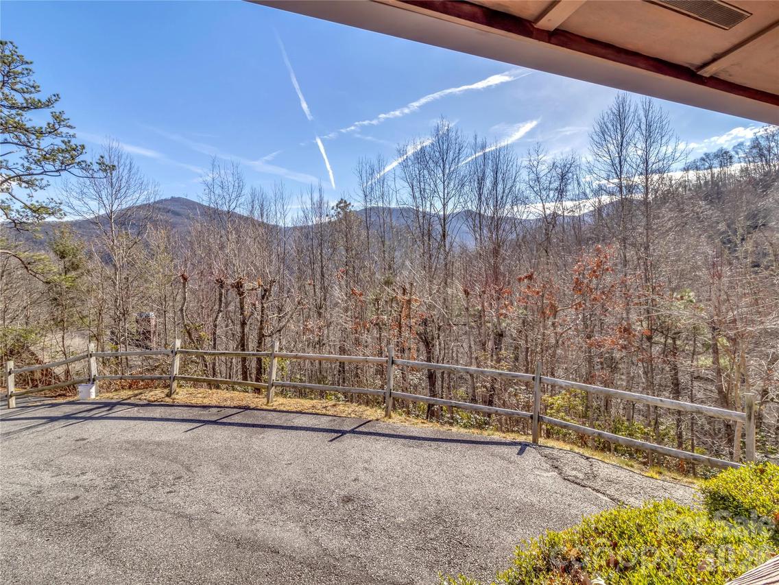 30 Edgewater Ln., Maggie Valley, NC 28751