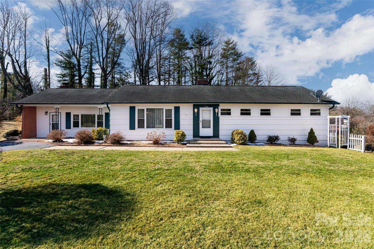 3159 Cheryl Dr., Hendersonville, NC 28792