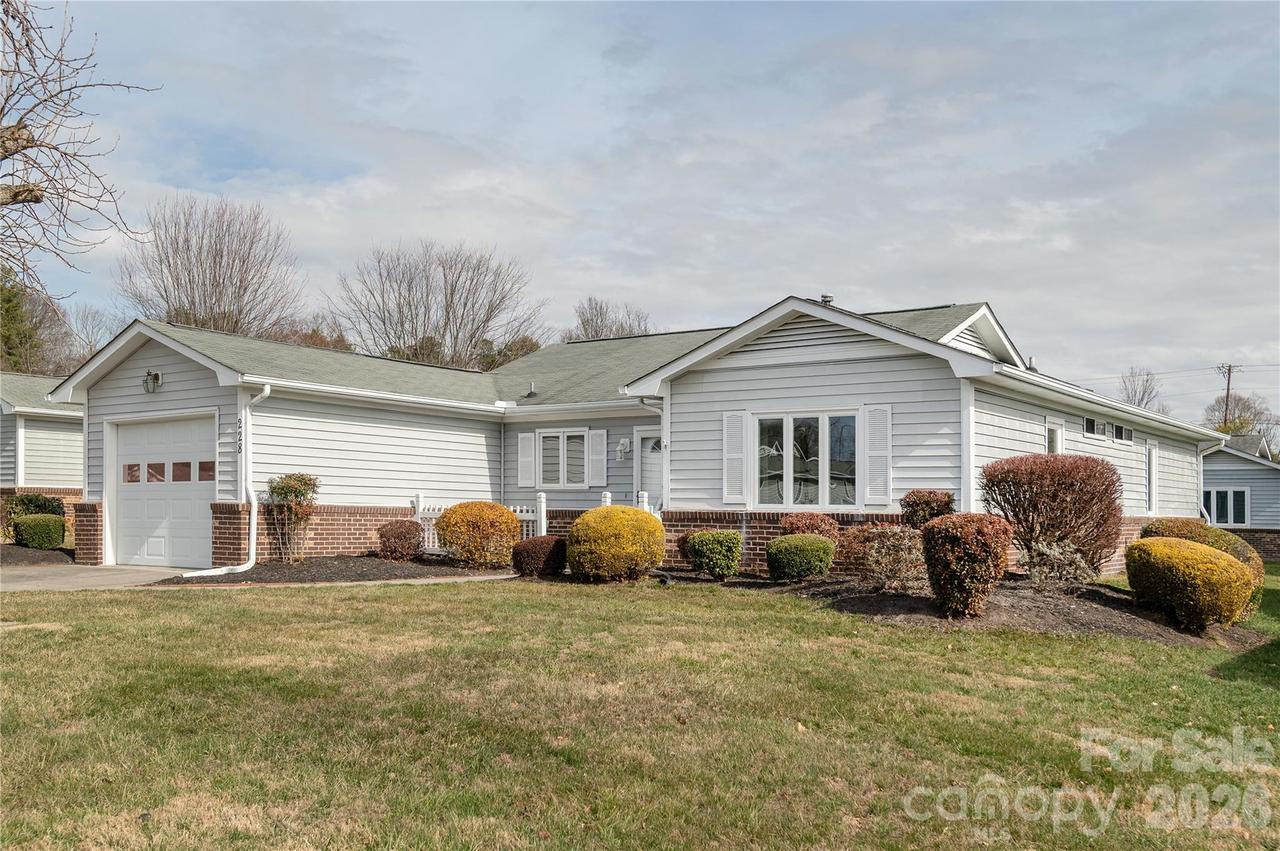 228 Dartcrest Dr., Hendersonville, NC 28792