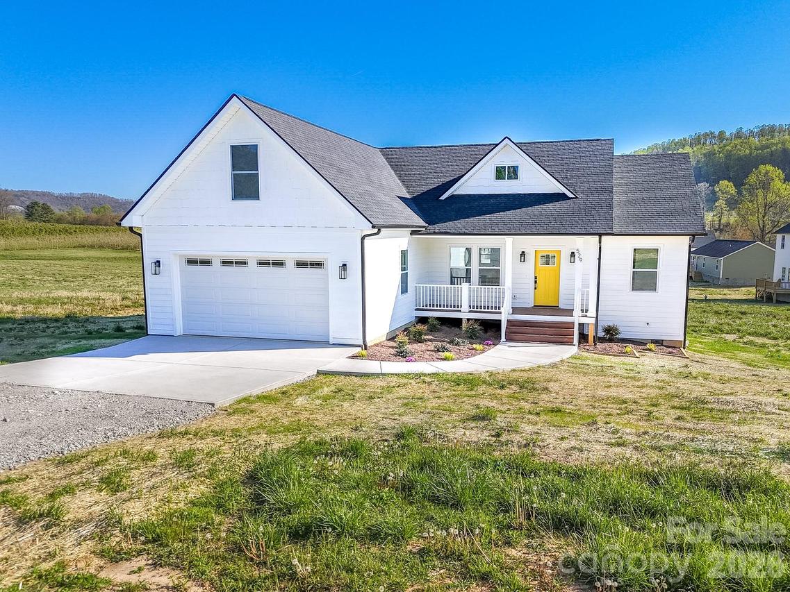 529 Waters Rd., Hendersonville, NC 28792
