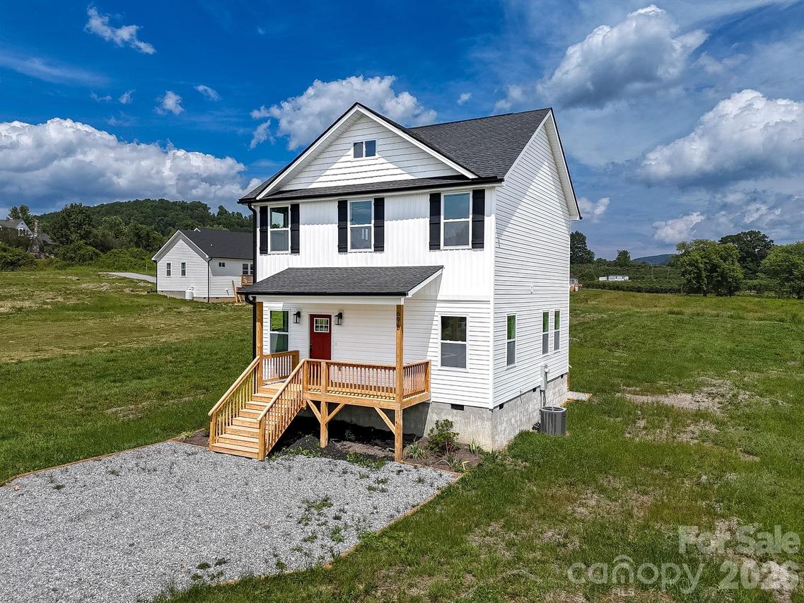 696 Beehive Rd., Hendersonville, NC 28792