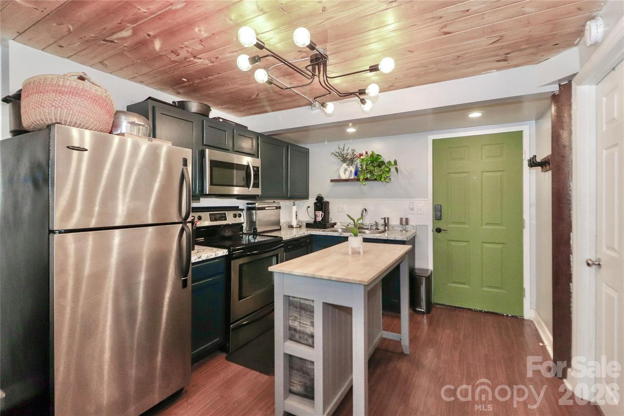 201 S Hoskins Rd. #315, Charlotte, NC 28208