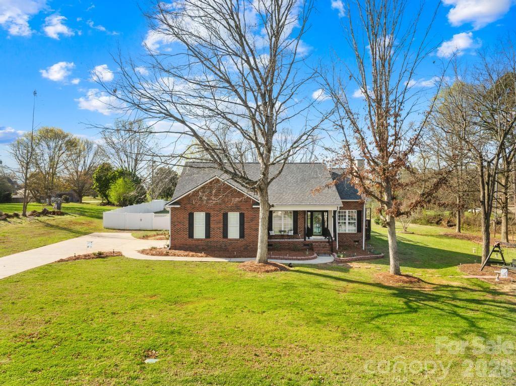 105 Laura Ct., Cherryville, NC 28021