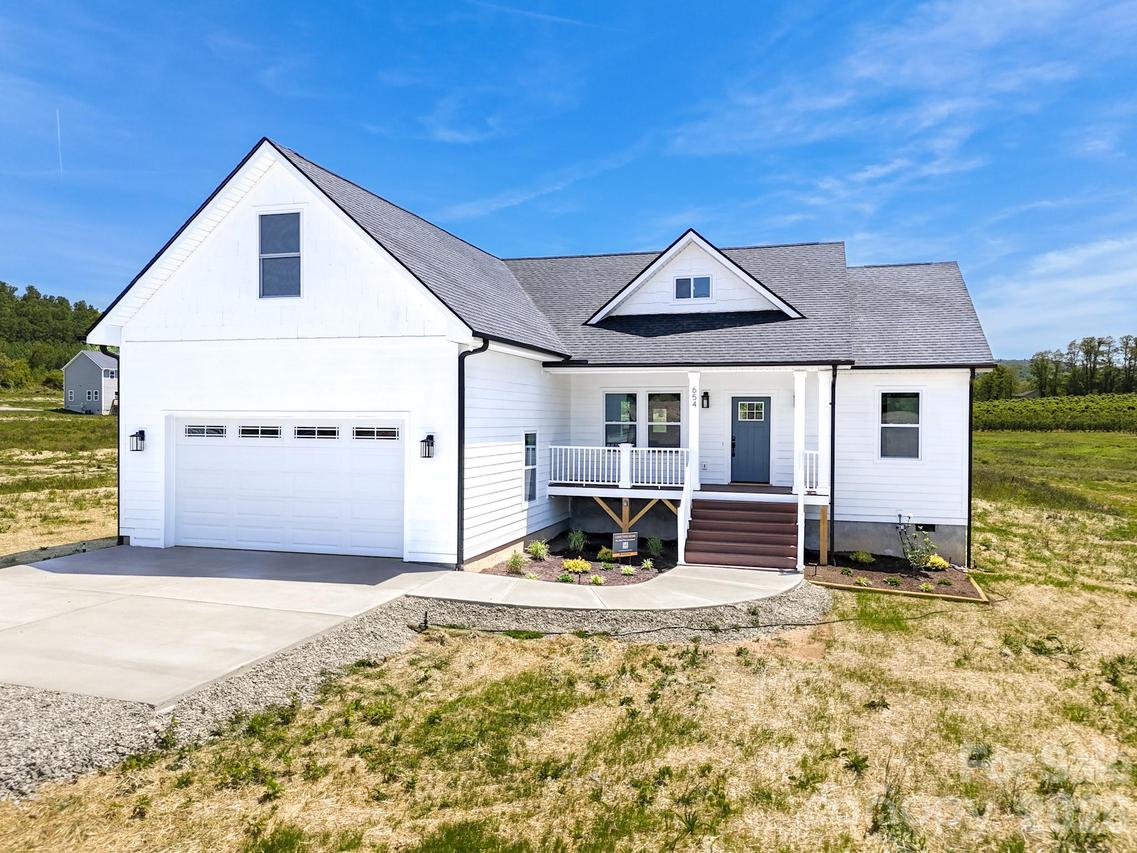 654 Beehive Rd., Hendersonville, NC 28792