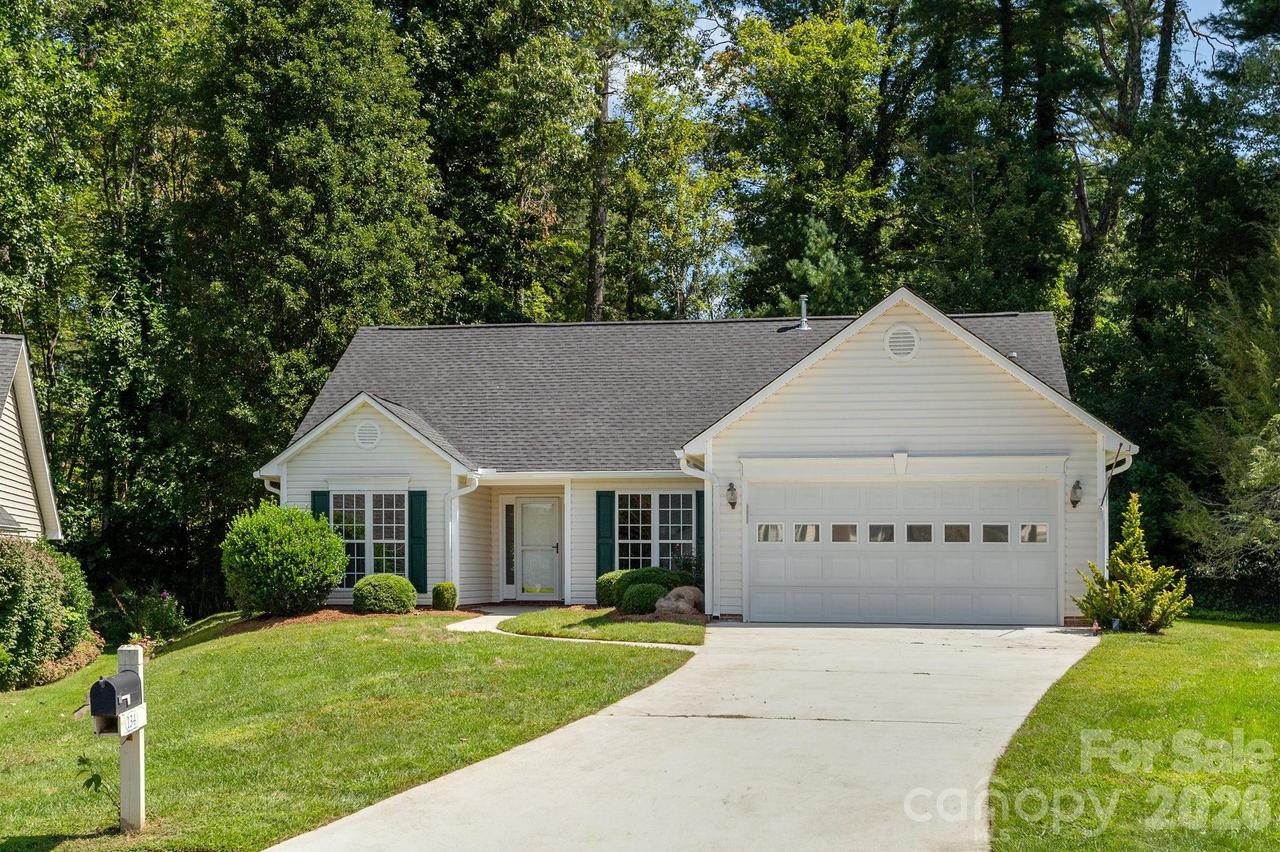 134 Stonehollow Rd., Fletcher, NC 28732