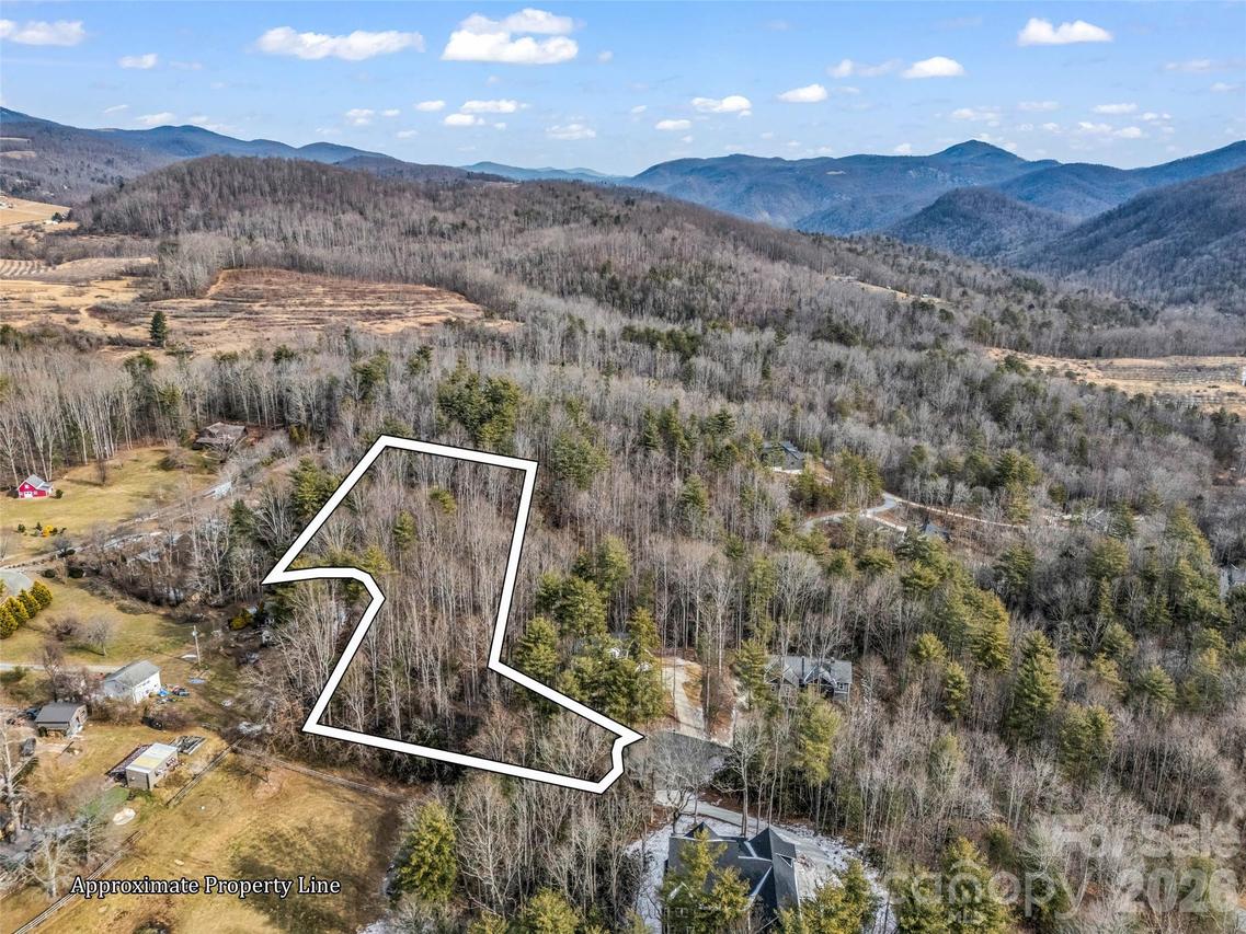 88 Summer Shade Ct., Hendersonville, NC 28792