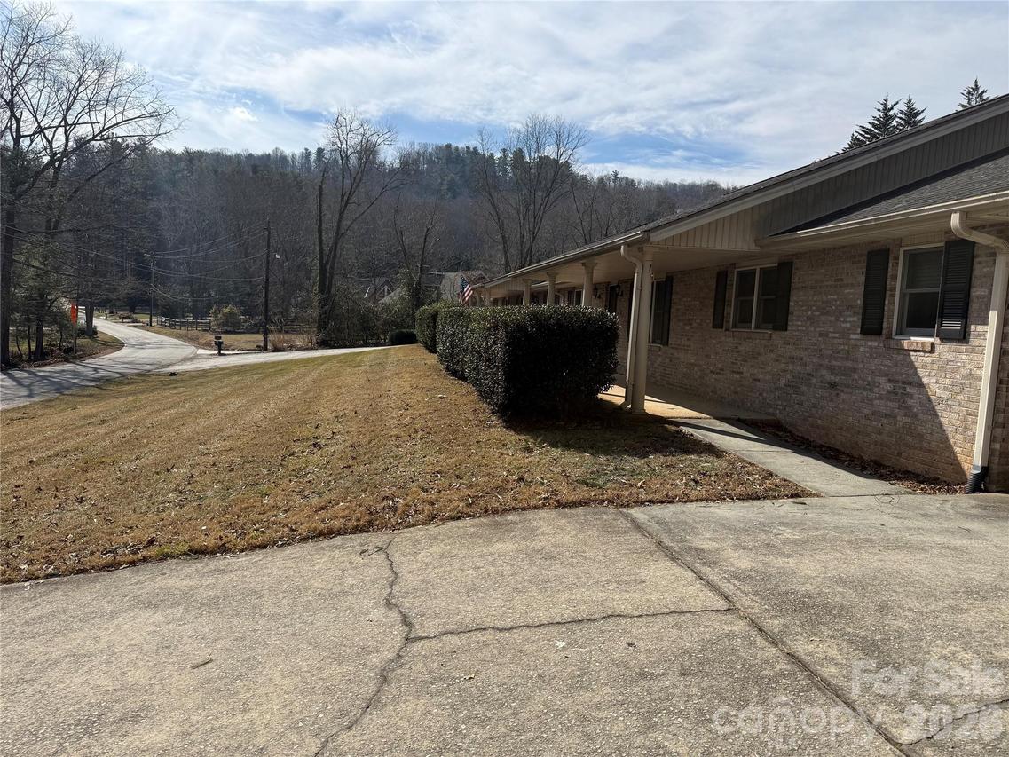 207 Daniel Dr., Hendersonville, NC 28739