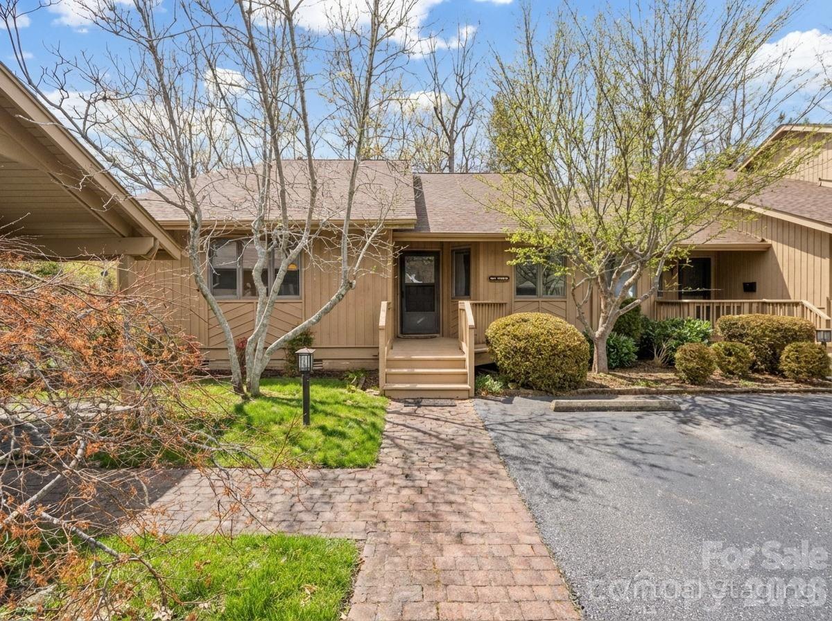 605 Red Oak Dr., Hendersonville, NC 28791