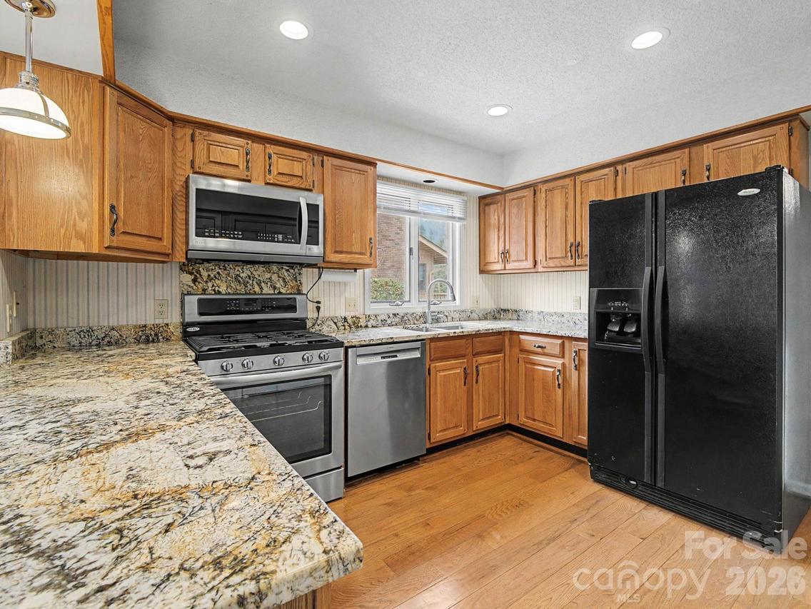 605 Red Oak Dr., Hendersonville, NC 28791