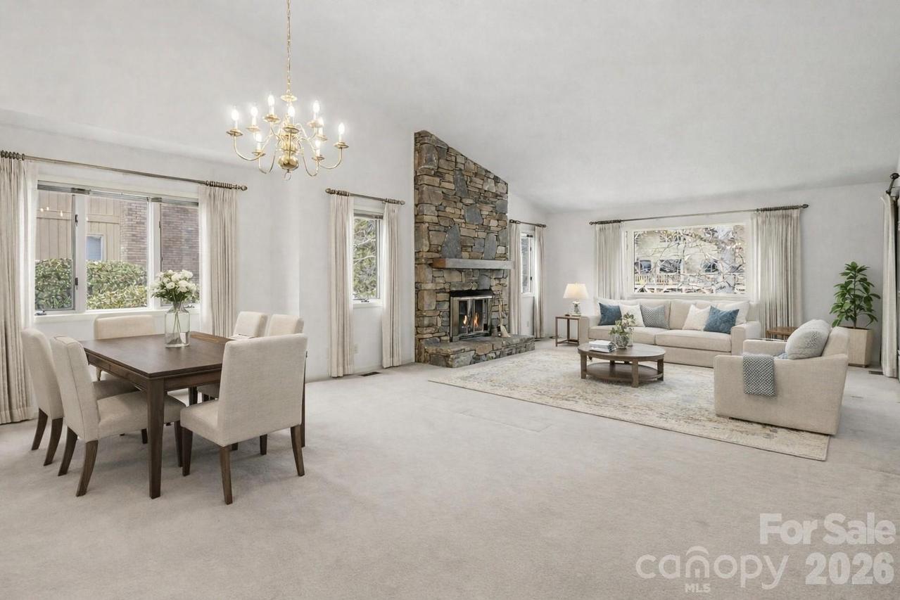 605 Red Oak Dr., Hendersonville, NC 28791