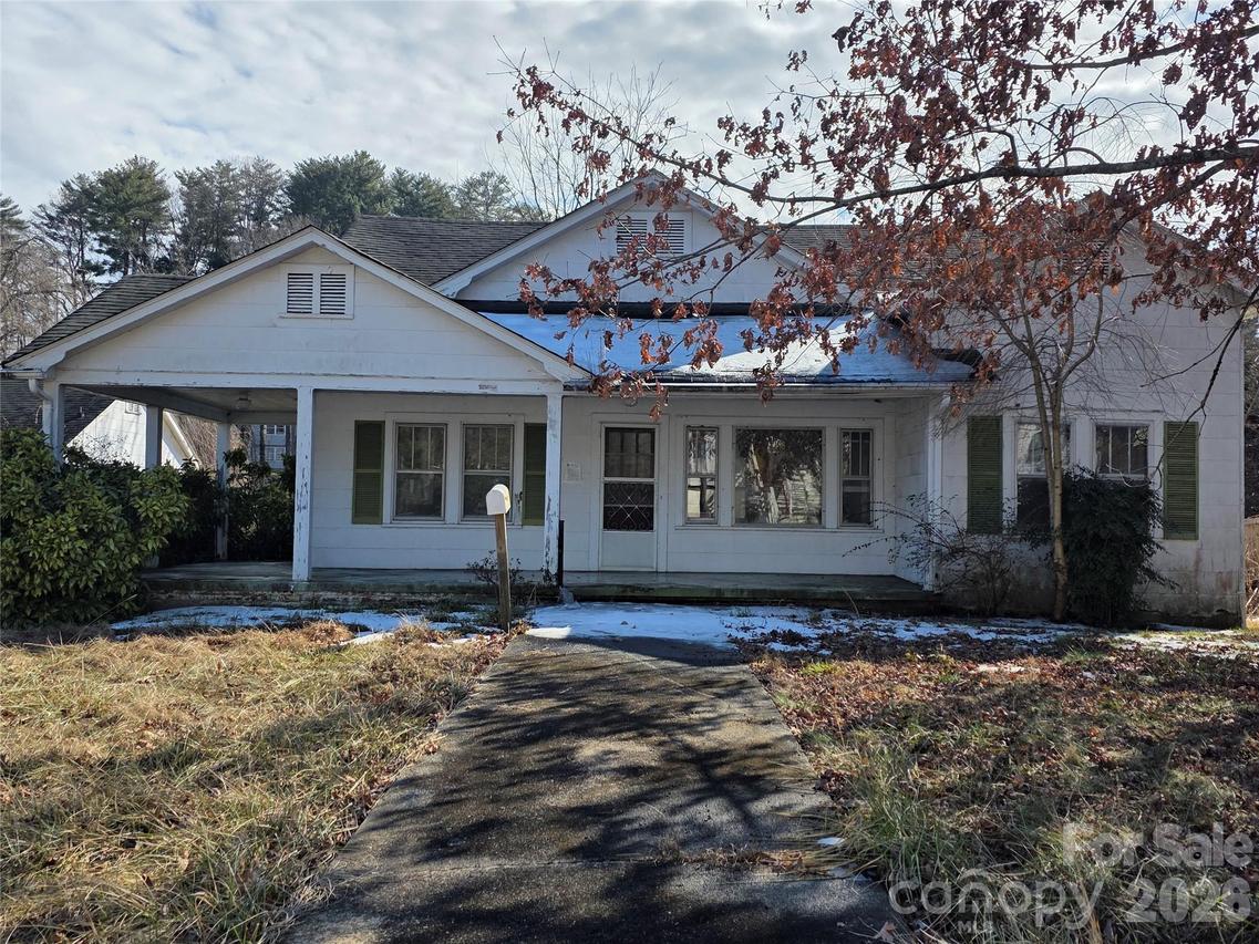 522 1st Ave., Hendersonville, NC 28739