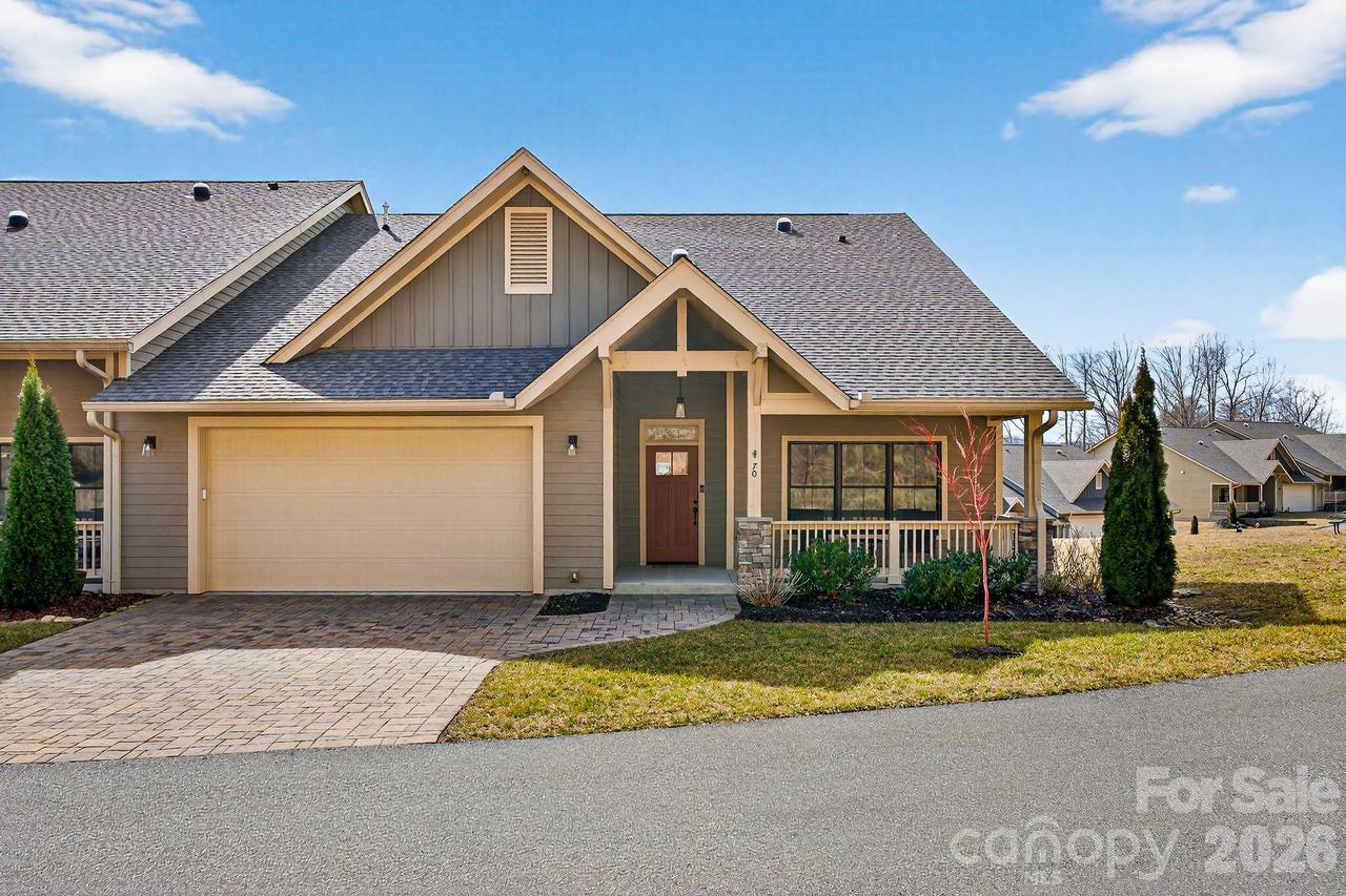 70 Copper Creek Ln., Hendersonville, NC 28739