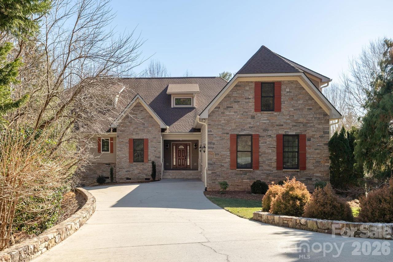 16 Winterberry Dr., Hendersonville, NC 28739