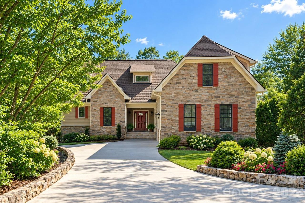 16 Winterberry Dr., Hendersonville, NC 28739