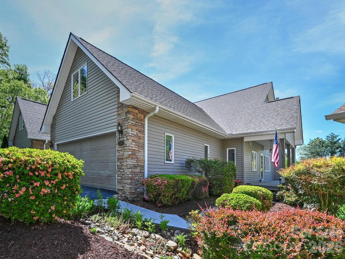 2208 E Cumming Woods Ln., Hendersonville, NC 28739