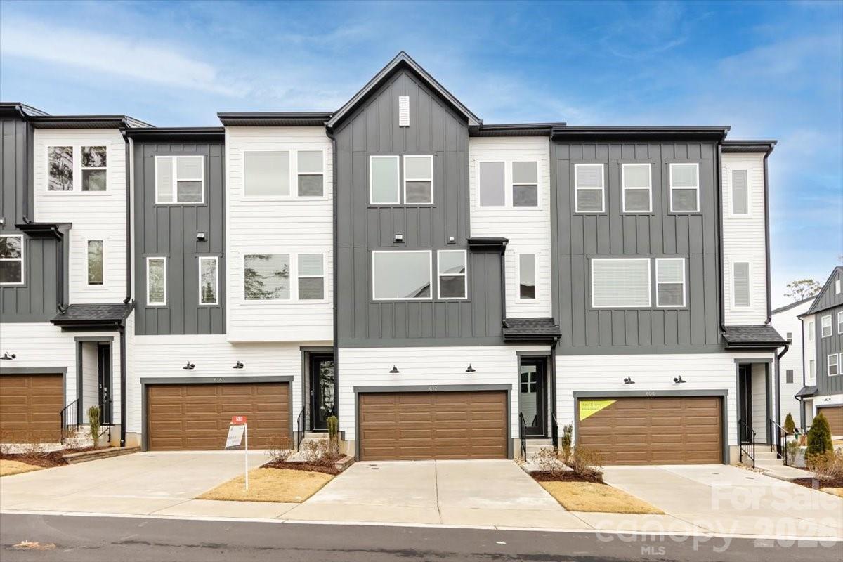 812 Flintside Ln., Charlotte, NC 28217