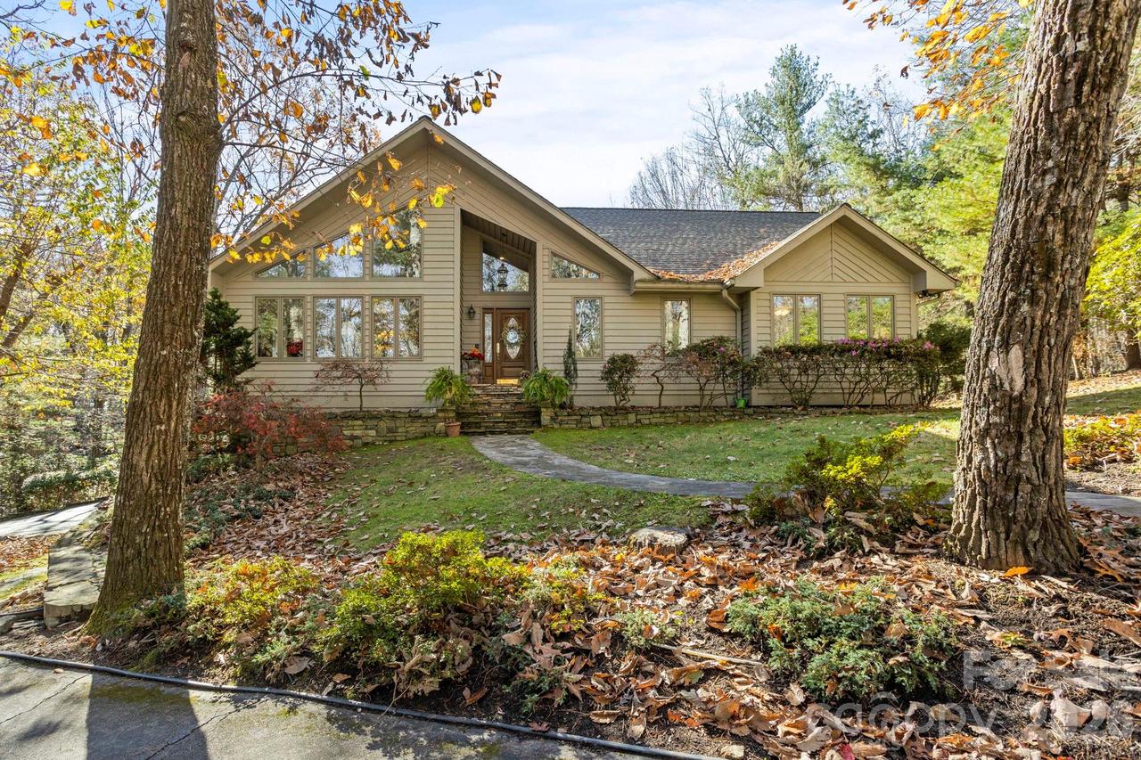 231 Greenleaf Dr., Flat Rock, NC 28731