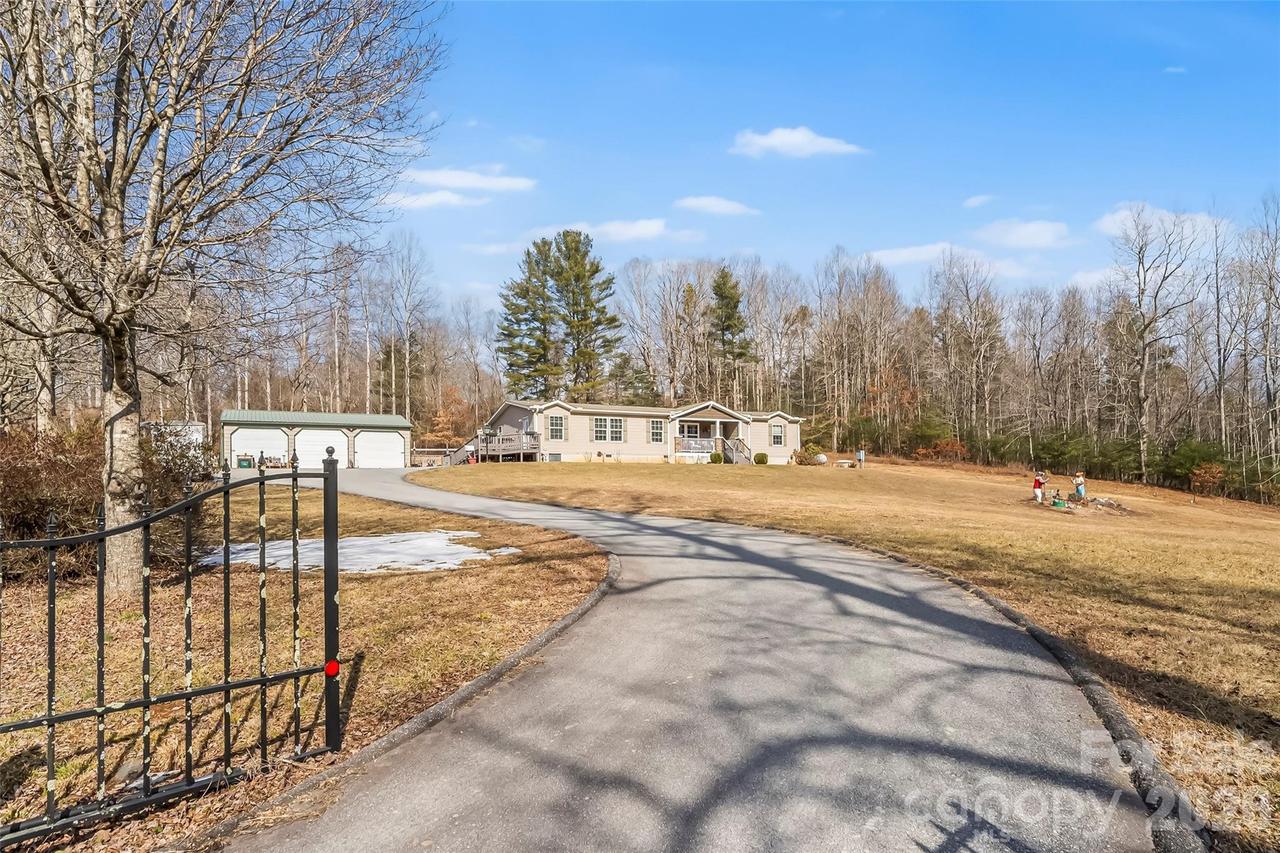 719 Smyre Rd., Zirconia, NC 28790