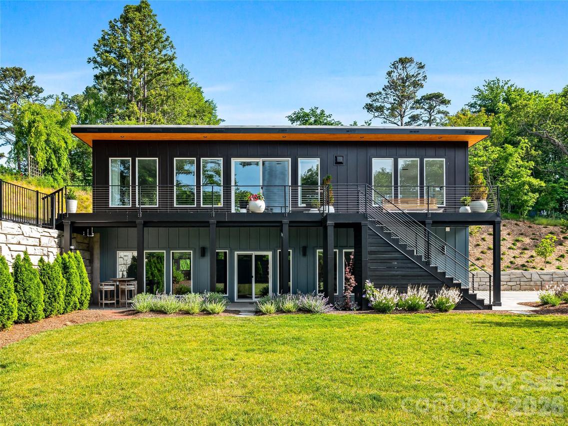 8 Midland Dr., Asheville, NC 28804
