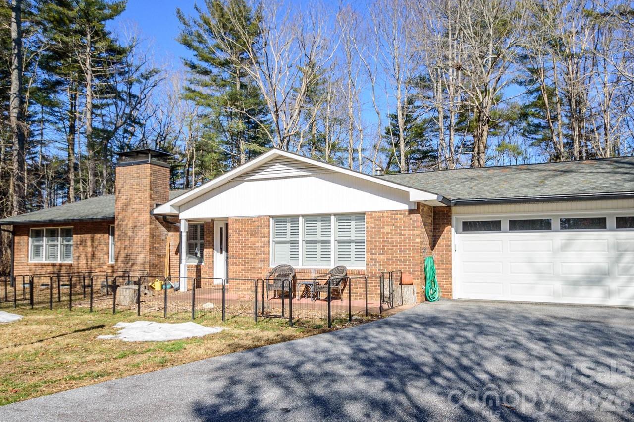 355 Mockingbird Dr., Hendersonville, NC 28792