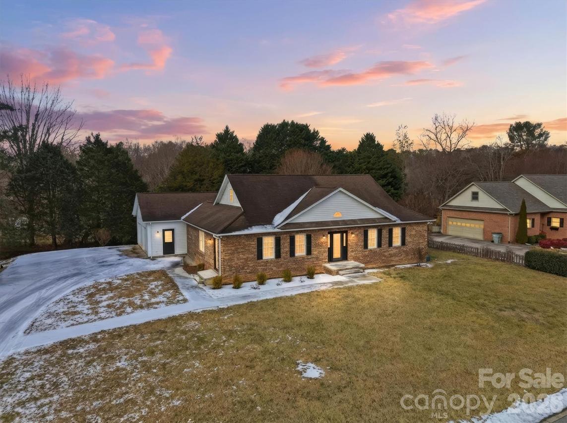 915 Barrington Dr., Lenoir, NC 28645