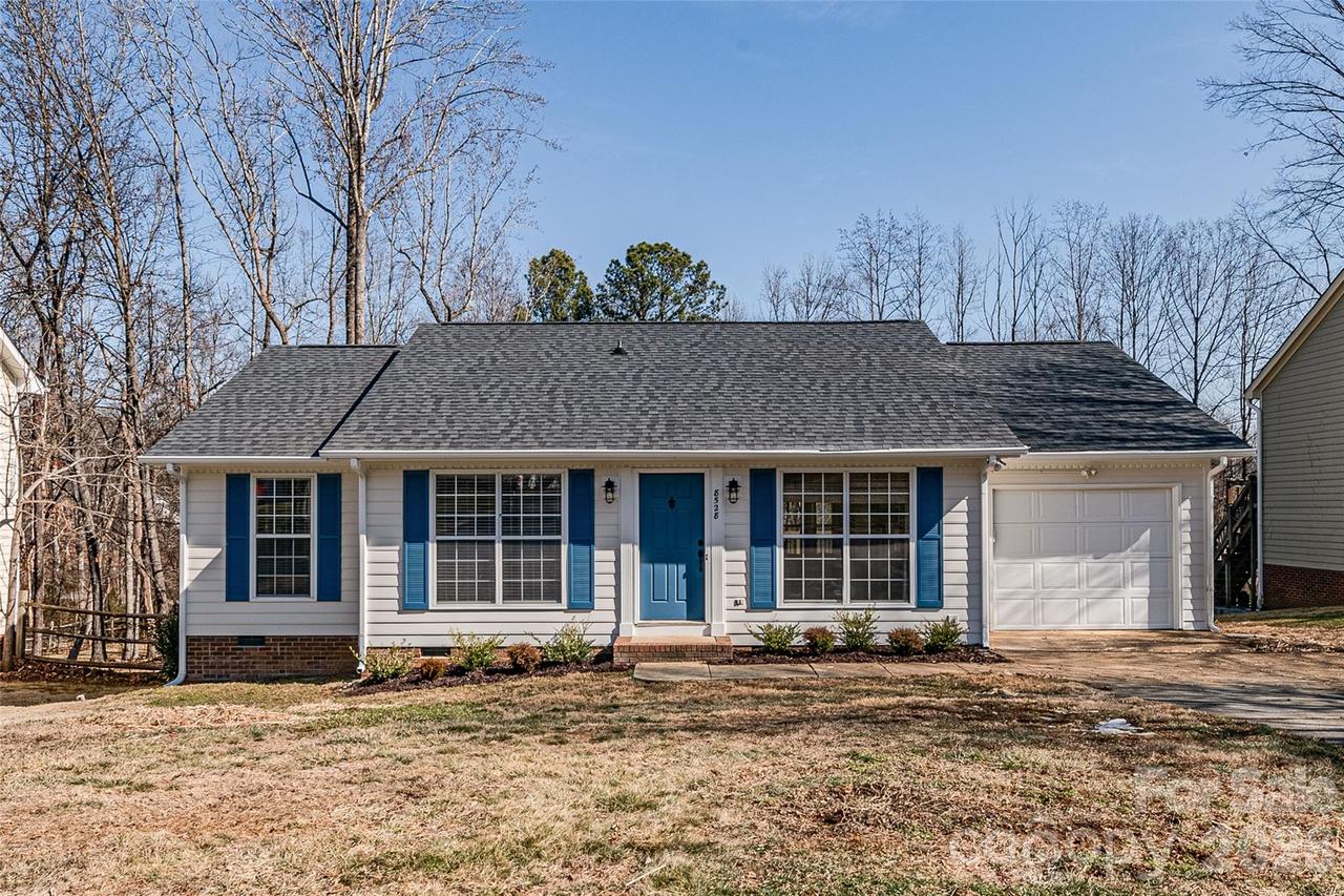 8528 Woodford Bridge Dr., Charlotte, NC 28216