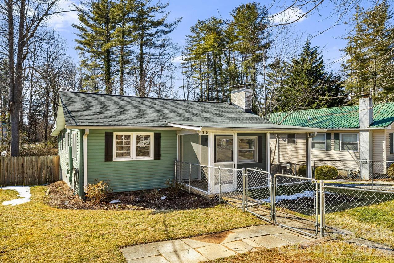 1015 Mountain View St., Hendersonville, NC 28739