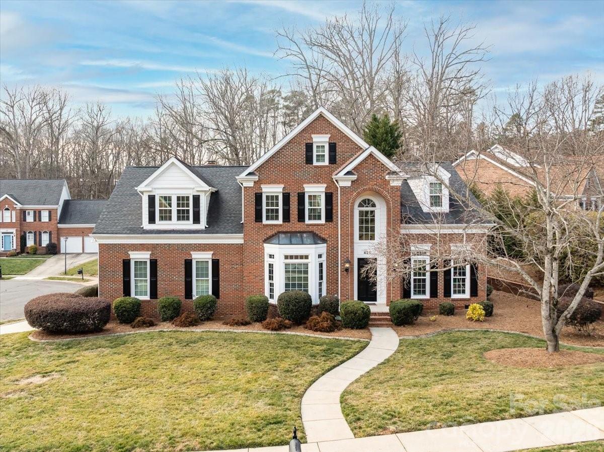 425 Clairview Ln., Matthews, NC 28105