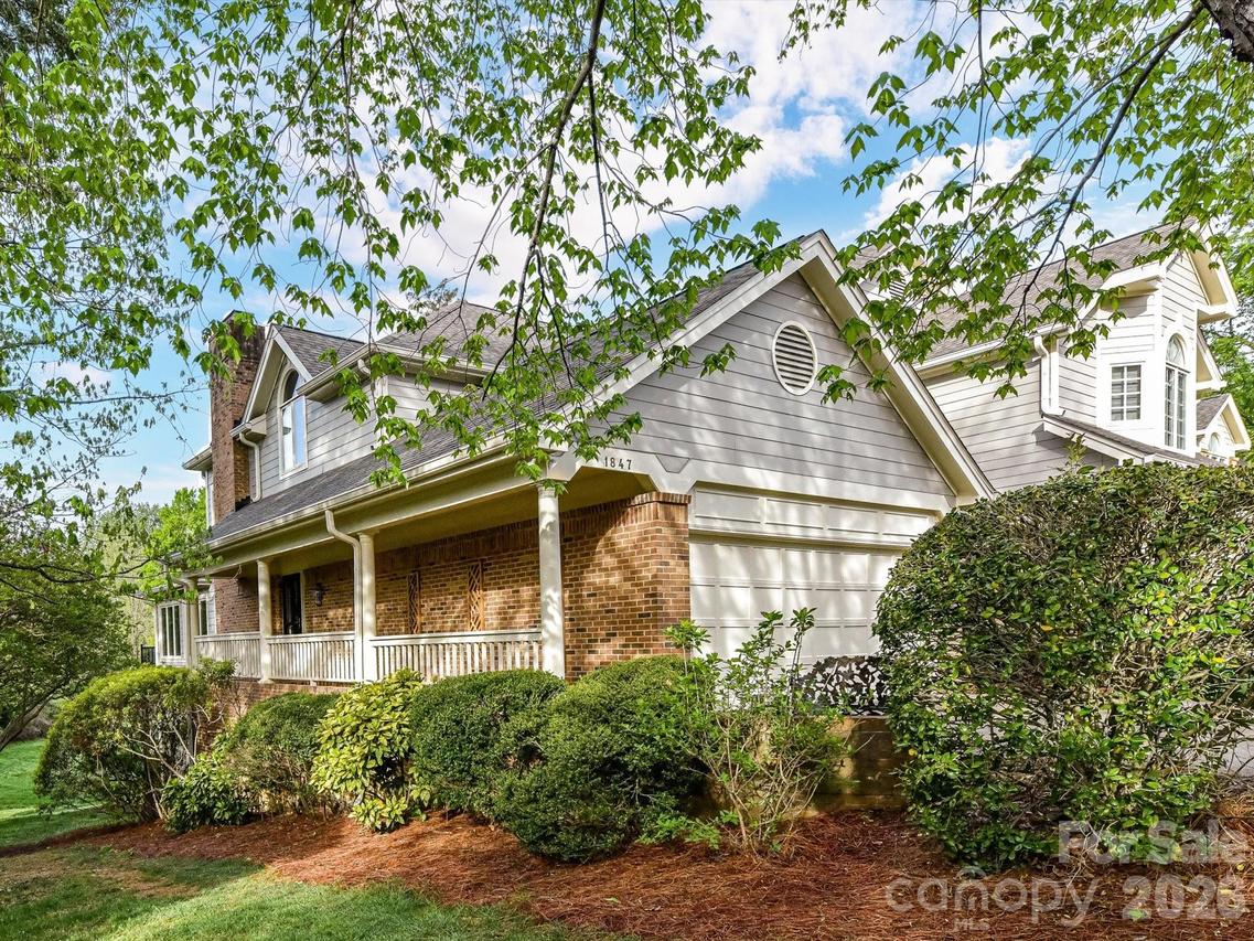 1847 Meadowood Ln., Charlotte, NC 28211