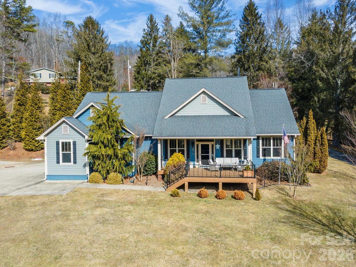 18 Hoye Ln., Candler, NC 28715