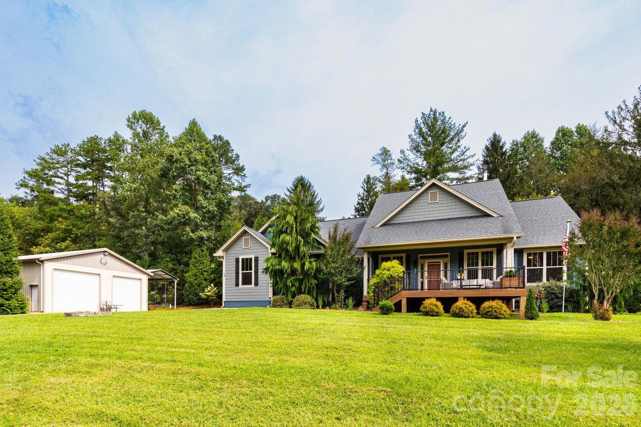 18 Hoye Ln., Candler, NC 28715