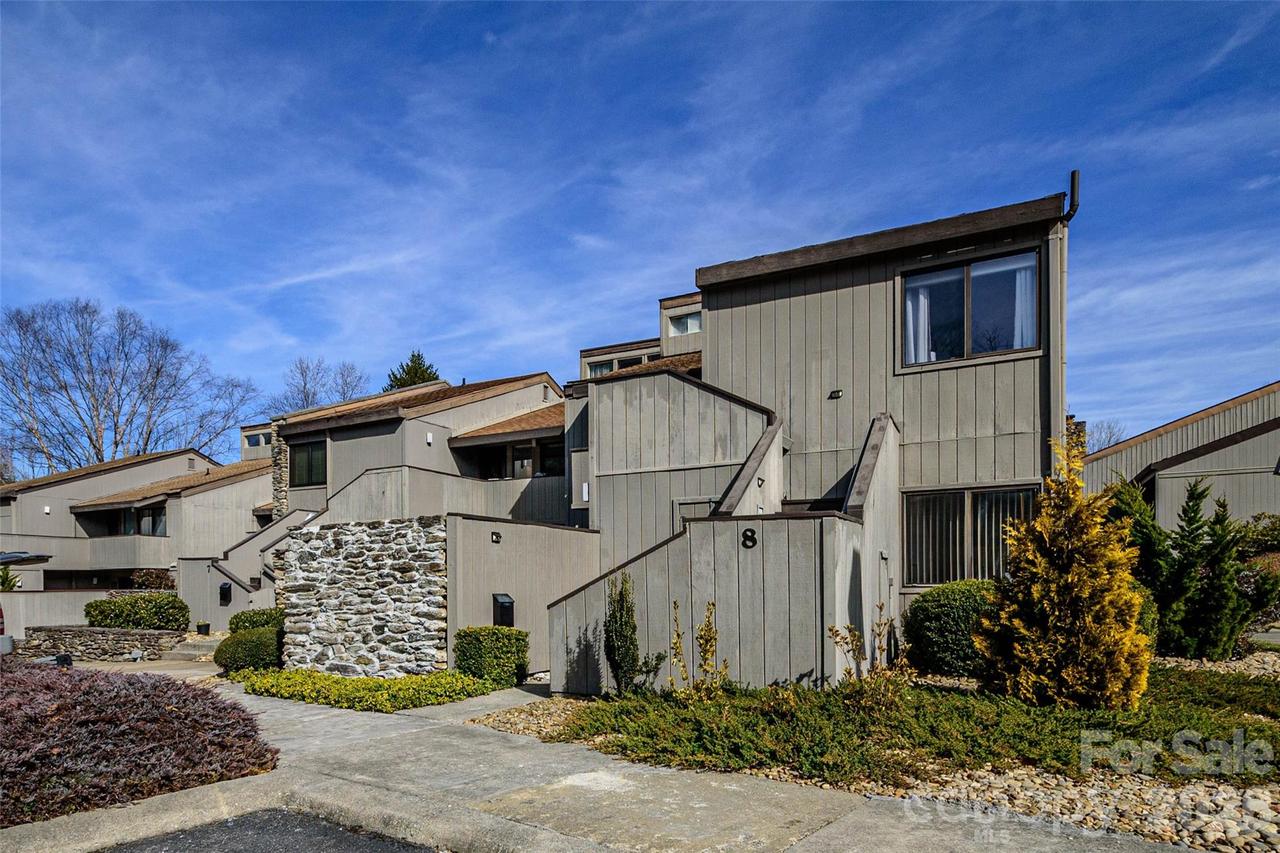 8 Lakemoor Ln., Hendersonville, NC 28739