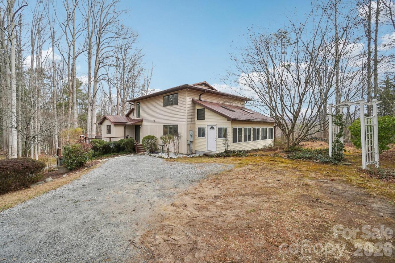623 Owensby Rd., Hendersonville, NC 28792