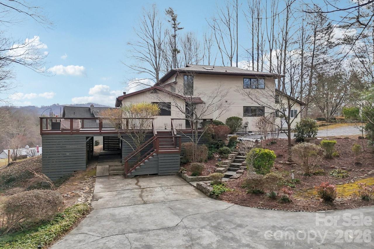 623 Owensby Rd., Hendersonville, NC 28792