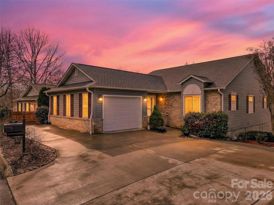 17 Driver Ct., Hendersonville, NC 28739