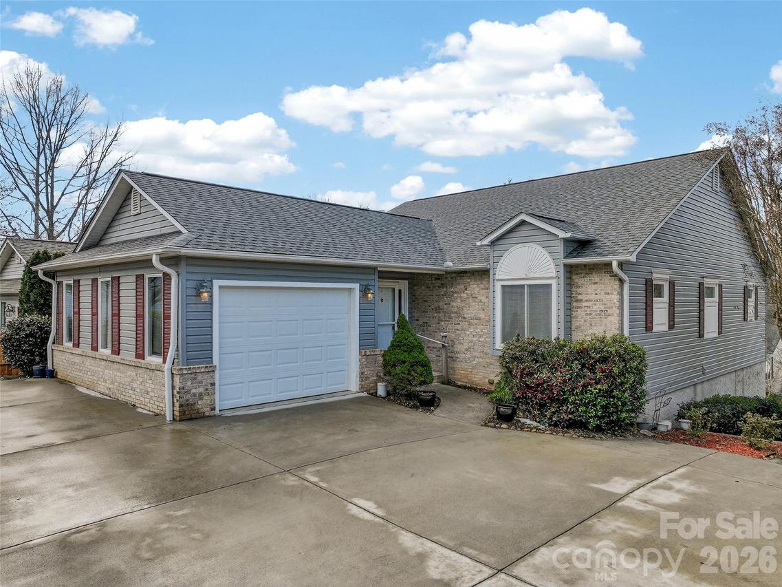 17 Driver Ct., Hendersonville, NC 28739