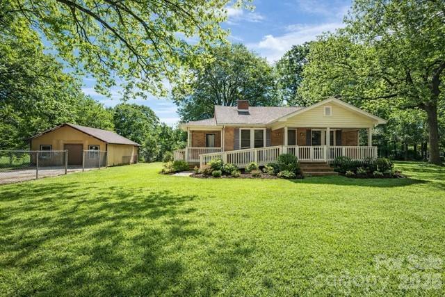 2041 Clyde St., Dallas, NC 28034