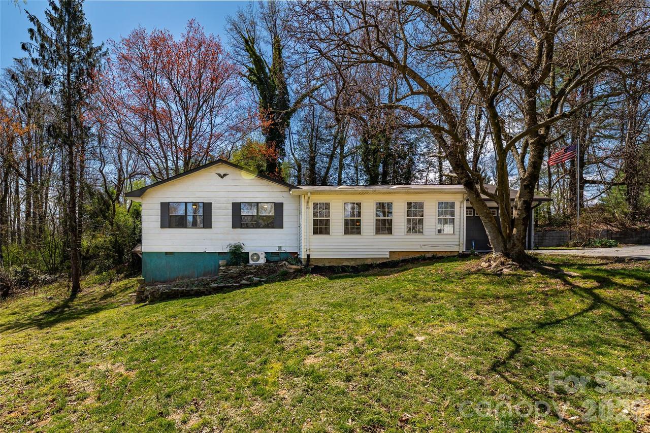 18 Peaceful Valley Ln., Flat Rock, NC 28731