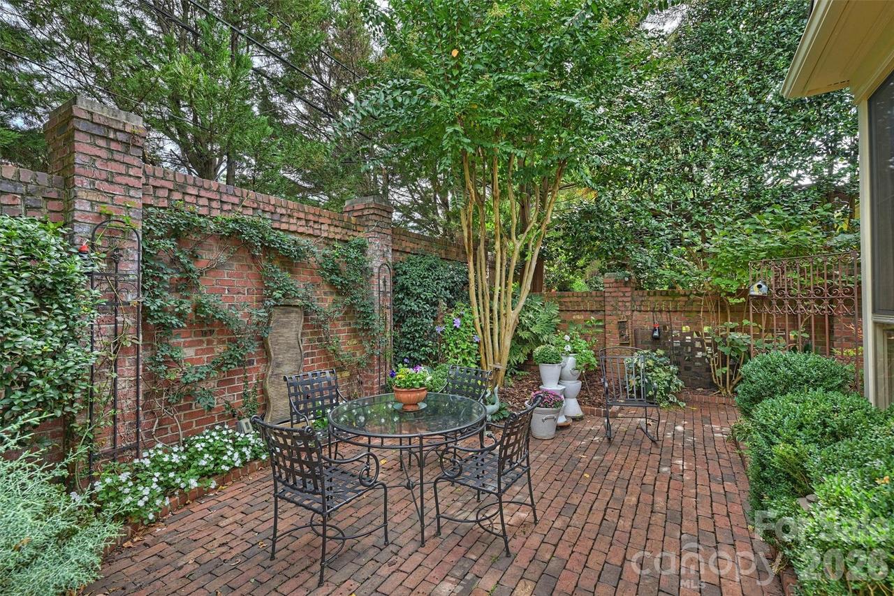 1127 S Kings Dr., Charlotte, NC 28207