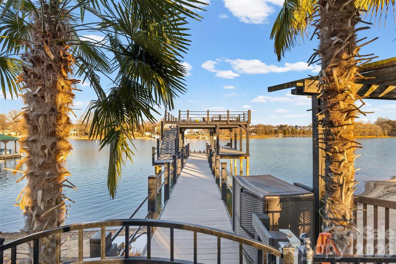 126 Chandeleur Dr., Mooresville, NC 28117