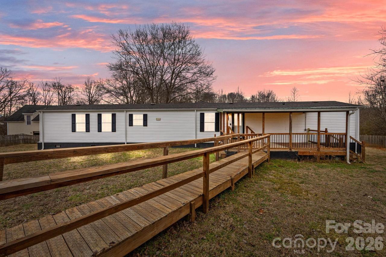 101 Twisted Oak Ln., Gastonia, NC 28052