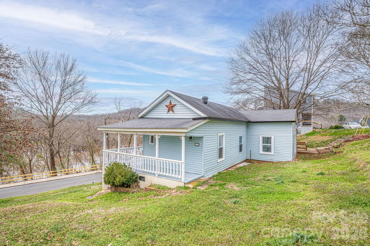 109 Riverside Dr., Cramerton, NC 28032