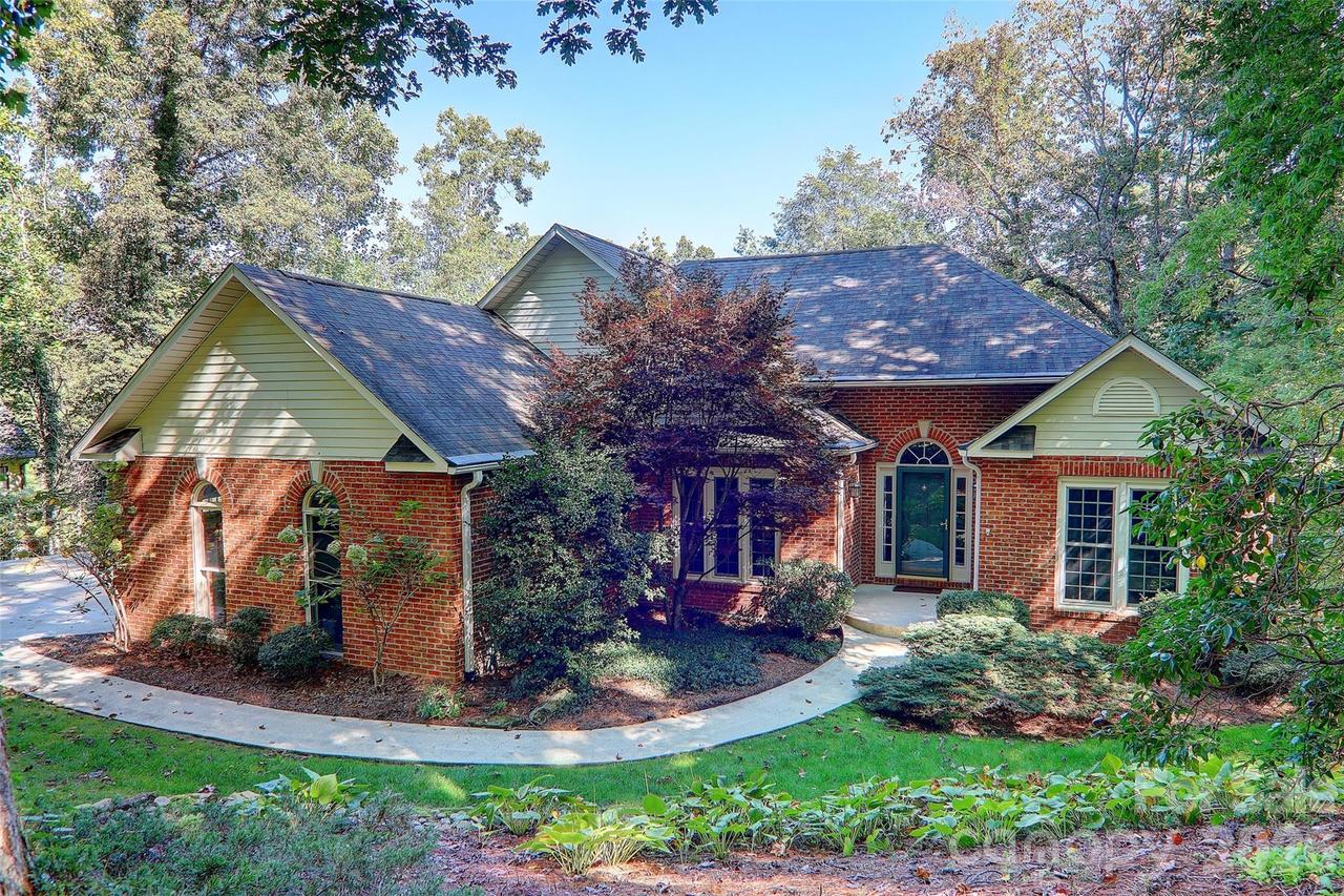 741 Zelda Ct., Hendersonville, NC 28792